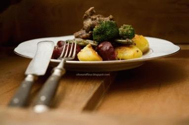 Zdjęcie - Gulasz barani na łożu warzywno &#8211; buraczanym z przesmażanymi  ziemniakami. - Przepisy kulinarne ze zdjęciami