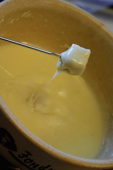 Zdjęcie - Fondue  serowe  - Przepisy kulinarne ze zdjęciami