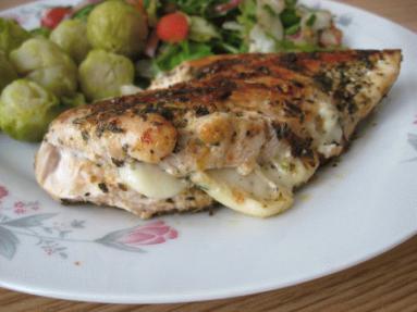 Zdjęcie - Grillowana pierś z kurczaka z  mozarellą  - Przepisy kulinarne ze zdjęciami
