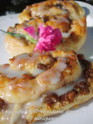 Zdjęcie - Drożdżowe ślimaczki z marcepanem i rodzynkami  - Przepisy kulinarne ze zdjęciami