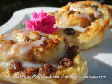 Zdjęcie - Drożdżowe ślimaczki z marcepanem i rodzynkami  - Przepisy kulinarne ze zdjęciami