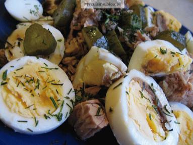 Zdjęcie - Sałatka z tuńczyka i jajek  - Przepisy kulinarne ze zdjęciami