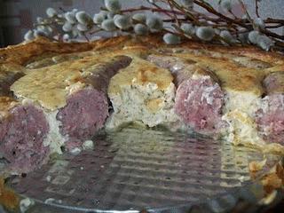 Zdjęcie - Wielkanocna tarta z białą kiełbasą i  żurkiem  - Przepisy kulinarne ze zdjęciami