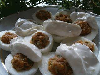 Zdjęcie - Jajka z cynamonem i sosem jogurtowo-  czosnkowym  - Przepisy kulinarne ze zdjęciami