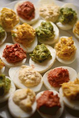 Zdjęcie - Kolorowe jajka faszerowane - Przepisy kulinarne ze zdjęciami