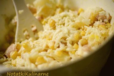 Zdjęcie - Sałatka z kurczaka wędzonego z ryżem i ananasem - Przepisy kulinarne ze zdjęciami