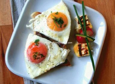 Zdjęcie - Jajka sadzone na tostach z pieczarkami i z grillowanym brie. - Przepisy kulinarne ze zdjęciami