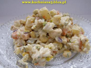 Zdjęcie - Sałatka z kurczaka i ananasa  - Przepisy kulinarne ze zdjęciami
