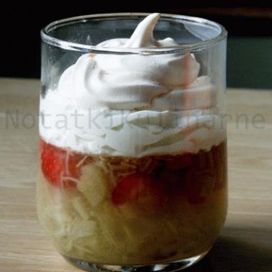 Zdjęcie - Galaretka rabarbarowa z truskawkami - Przepisy kulinarne ze zdjęciami