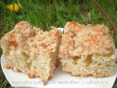 Zdjęcie - Ciasto maślankowe z rabarbarem i kruszonką  - Przepisy kulinarne ze zdjęciami