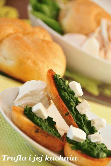 Zdjęcie - Pieczony chlebek ze szpinakiem i  fetą  - Przepisy kulinarne ze zdjęciami