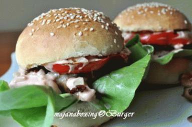 Zdjęcie - Burger z camembertem  - Przepisy kulinarne ze zdjęciami