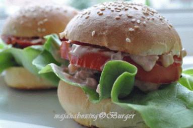 Zdjęcie - Burger z camembertem  - Przepisy kulinarne ze zdjęciami