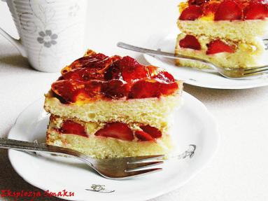 Zdjęcie - Ciasto z truskawkami i  galaretką  - Przepisy kulinarne ze zdjęciami