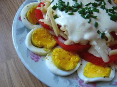 Zdjęcie - Warstwowa sałatka  pomidorowo-jajeczna  - Przepisy kulinarne ze zdjęciami
