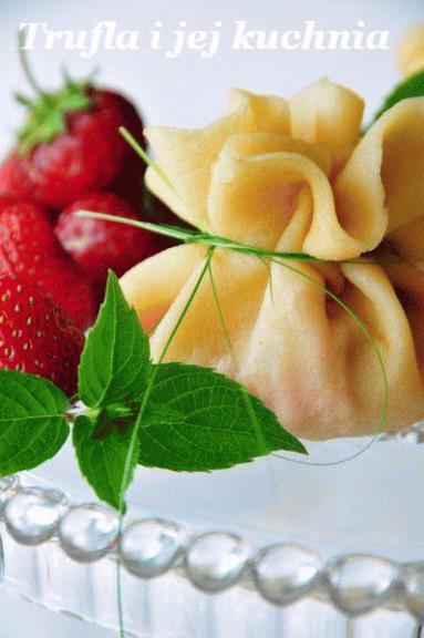 Zdjęcie - Sakiewki z  truskawkami  - Przepisy kulinarne ze zdjęciami