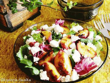 Zdjęcie - Sałatka z grillowanymi brzoskwiniami i miętowym serem  feta  - Przepisy kulinarne ze zdjęciami