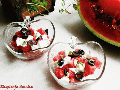 Zdjęcie - Sałatka z arbuza z fetą i  oliwkami  - Przepisy kulinarne ze zdjęciami