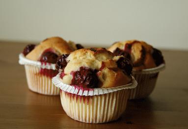 Zdjęcie - Muffiny  wiśniowe  - Przepisy kulinarne ze zdjęciami