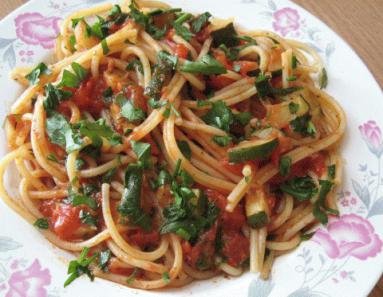 Zdjęcie - Makaron z cukinią i  pomidorami  - Przepisy kulinarne ze zdjęciami