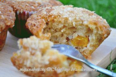 Zdjęcie - Muffinki z brzoskwinią i posypką kokosową  - Przepisy kulinarne ze zdjęciami