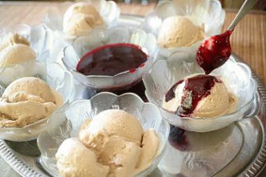 Zdjęcie - Kawowe lody jogurtowe i polewa z czarnej porzeczki - Przepisy kulinarne ze zdjęciami