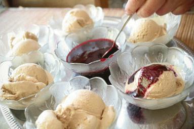 Zdjęcie - Kawowe lody jogurtowe i polewa z czarnej porzeczki - Przepisy kulinarne ze zdjęciami