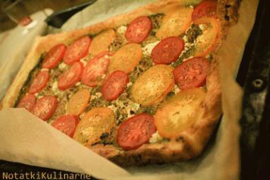 Zdjęcie - Tarta z pomidorami i pesto - Przepisy kulinarne ze zdjęciami