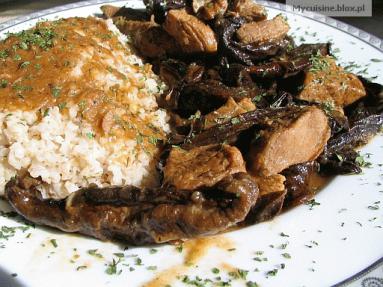 Zdjęcie - Gulasz z indyka i suszonych grzybów  - Przepisy kulinarne ze zdjęciami