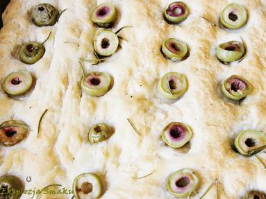 Zdjęcie - Focaccia z oliwkami i  rozmarynem  - Przepisy kulinarne ze zdjęciami