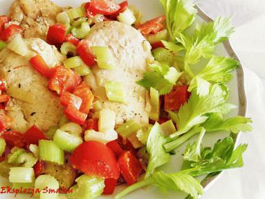 Zdjęcie - Kurczak w sosie kremowym z papryką i selerem  naciowym  - Przepisy kulinarne ze zdjęciami