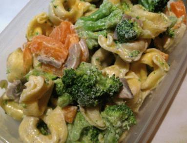 Zdjęcie - Sałatka z tortellini i  brokułami  - Przepisy kulinarne ze zdjęciami