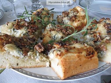 Zdjęcie - Focaccia z cebulą, gorgonzolą i orzechami  - Przepisy kulinarne ze zdjęciami