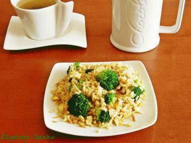 Zdjęcie - Ryż smażony z czosnkiem i  brokułami  - Przepisy kulinarne ze zdjęciami