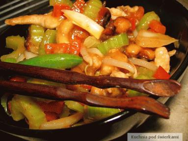 Zdjęcie - Kurczak z orzechami nerkowca i warzywami  - Przepisy kulinarne ze zdjęciami