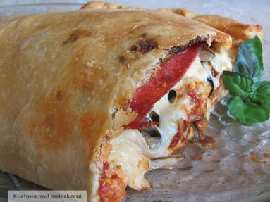 Zdjęcie - Pizza calzone z pieczarkami i salami  - Przepisy kulinarne ze zdjęciami