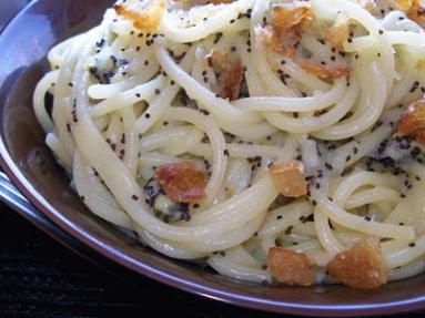 Zdjęcie - Spaghetti z sosem cebulowym i  makiem  - Przepisy kulinarne ze zdjęciami