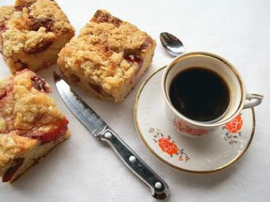 Zdjęcie - Maślankowe ciasto z kardamonem i  śliwkami  - Przepisy kulinarne ze zdjęciami