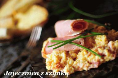 Zdjęcie - Jajecznica z  szynką  - Przepisy kulinarne ze zdjęciami