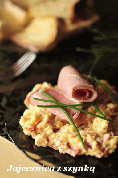 Zdjęcie - Jajecznica z  szynką  - Przepisy kulinarne ze zdjęciami
