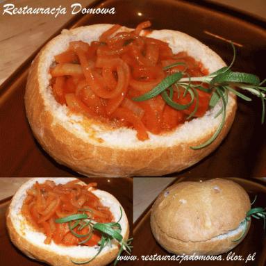 Zdjęcie - Smażona kiełbasa z cebulą w pomidorach   - Przepisy kulinarne ze zdjęciami