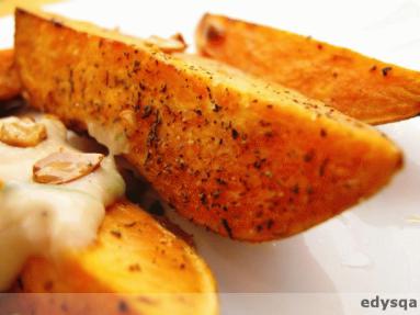 Zdjęcie - Pieczone bataty z nerkowcami polane sosem czosnkowym z  kolendrą  - Przepisy kulinarne ze zdjęciami