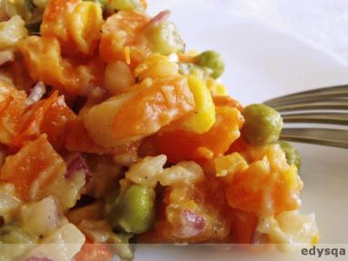 Zdjęcie - Sałatka warzywna na bogato z batatem + pyszny wegański  majonez  - Przepisy kulinarne ze zdjęciami