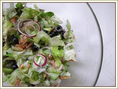 Zdjęcie - Wiosenna sałatka z wędzonym łososiem   - Przepisy kulinarne ze zdjęciami