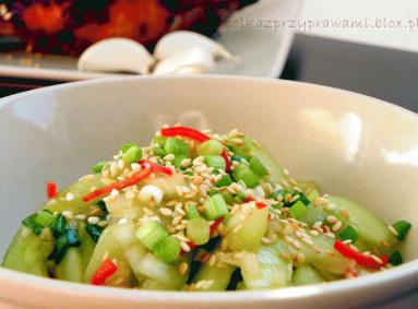 Zdjęcie - Pikantna surówka z ogórka po azjatycku  - Przepisy kulinarne ze zdjęciami