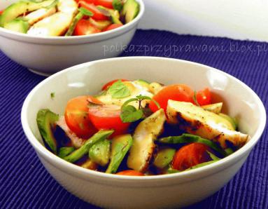 Zdjęcie - Sałatka z grillowanym kurczakiem i awokado  - Przepisy kulinarne ze zdjęciami