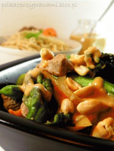 Zdjęcie - Wieprzowina i warzywa w sosie satay  - Przepisy kulinarne ze zdjęciami