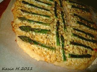 Zdjęcie - Pizza ze szparagami i sosem śmietankowym z cebulką - Przepisy kulinarne ze zdjęciami