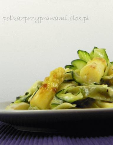 Zdjęcie - Tagliatelle z cukinią i szparagami w gorgonzoli  - Przepisy kulinarne ze zdjęciami