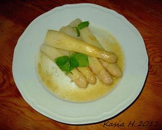 Zdjęcie - Białe szparagi z masłem miętowo-cytrynowym - Przepisy kulinarne ze zdjęciami